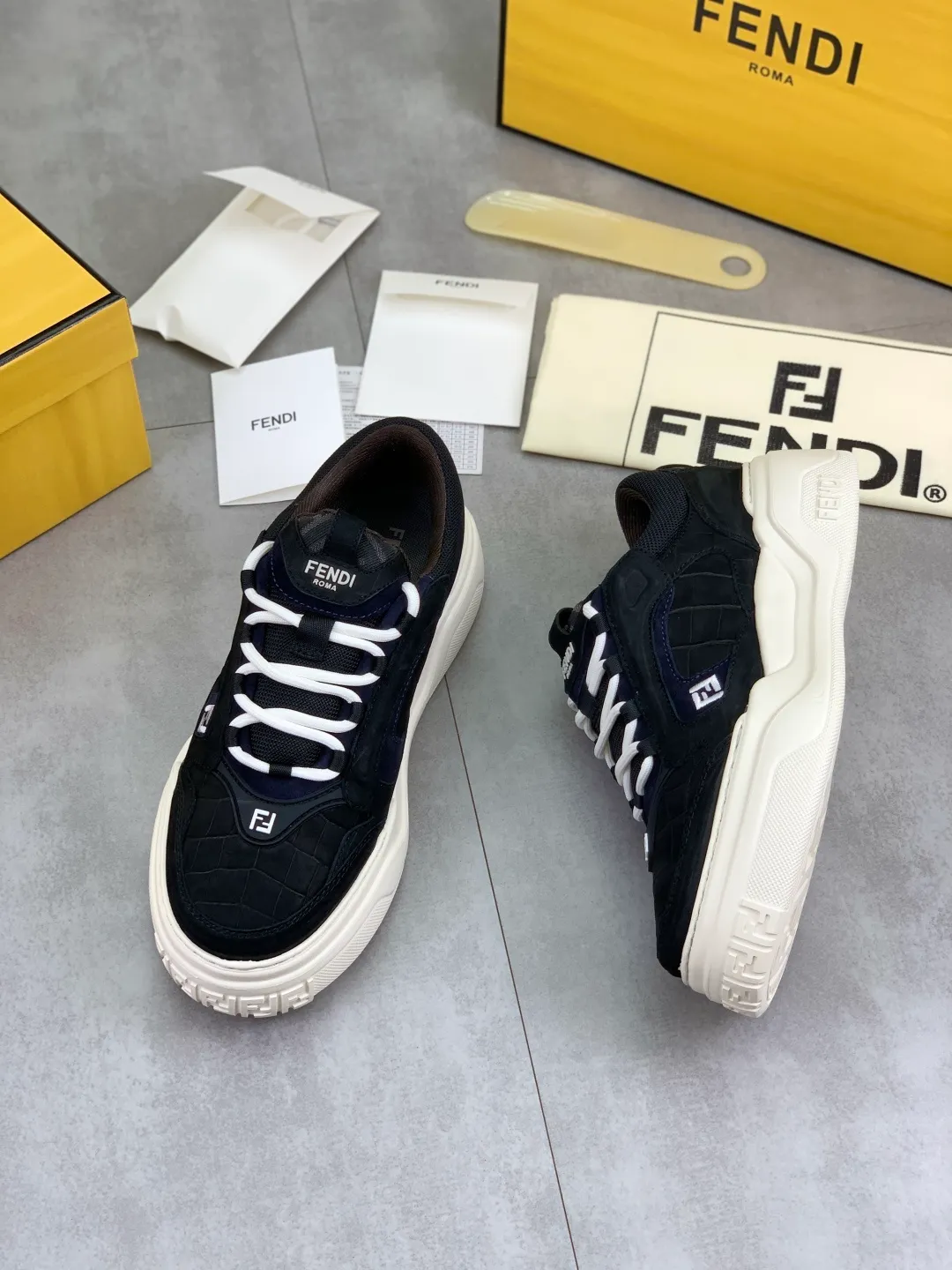 Men's Men's Shoes 💰P800 New Style 💰💎💎💎Summer Hot Style [FENDI Fendi] Top Version 🆕New slip-on sneakers, wavy soles engraved with original words. Embossed Fendi Flow lettering on the heel. The upper is made of high-end calfskin and breathable materials. Original lining with tone-on-tone details decorated with innovative handcrafting techniques. Ultra-light and wear-resistant TPU and IP foam soles, overall lightweight and comfortable. Size:39-44 (38 45 can be customized)